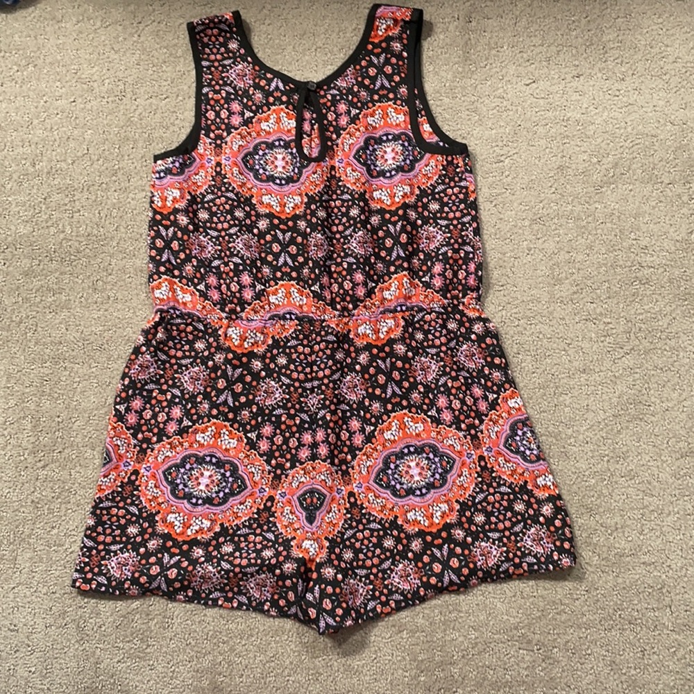 Large Pattern Romper//Large - Picture 2 of 2